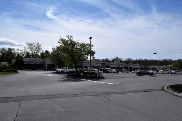 Manhattan Place Shopping Center: 1175 Oak Ridge Turnpike, Oak Ridge, TN 37830